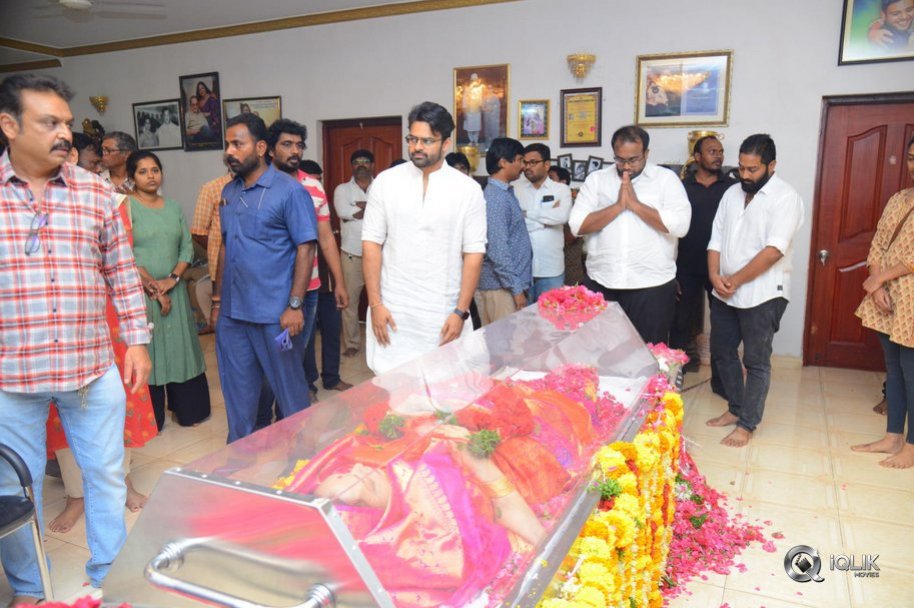 Celebrities-Pay-Homage-to-Vijaya-Nirmala-Garu